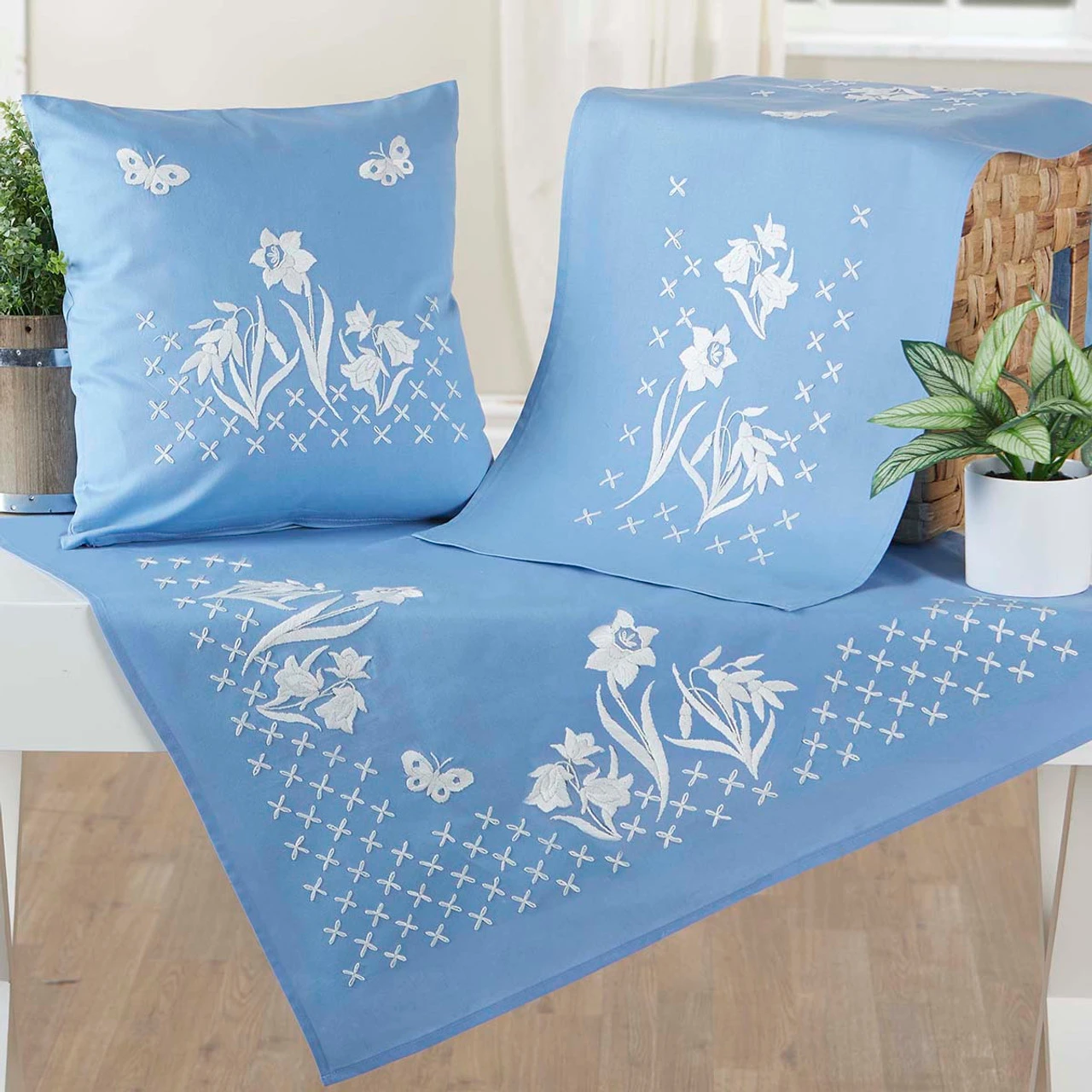 Herrschners White Daffodils Set Stamped Embroidery 1 Herrschners White Daffodils Set Stamped Embroidery